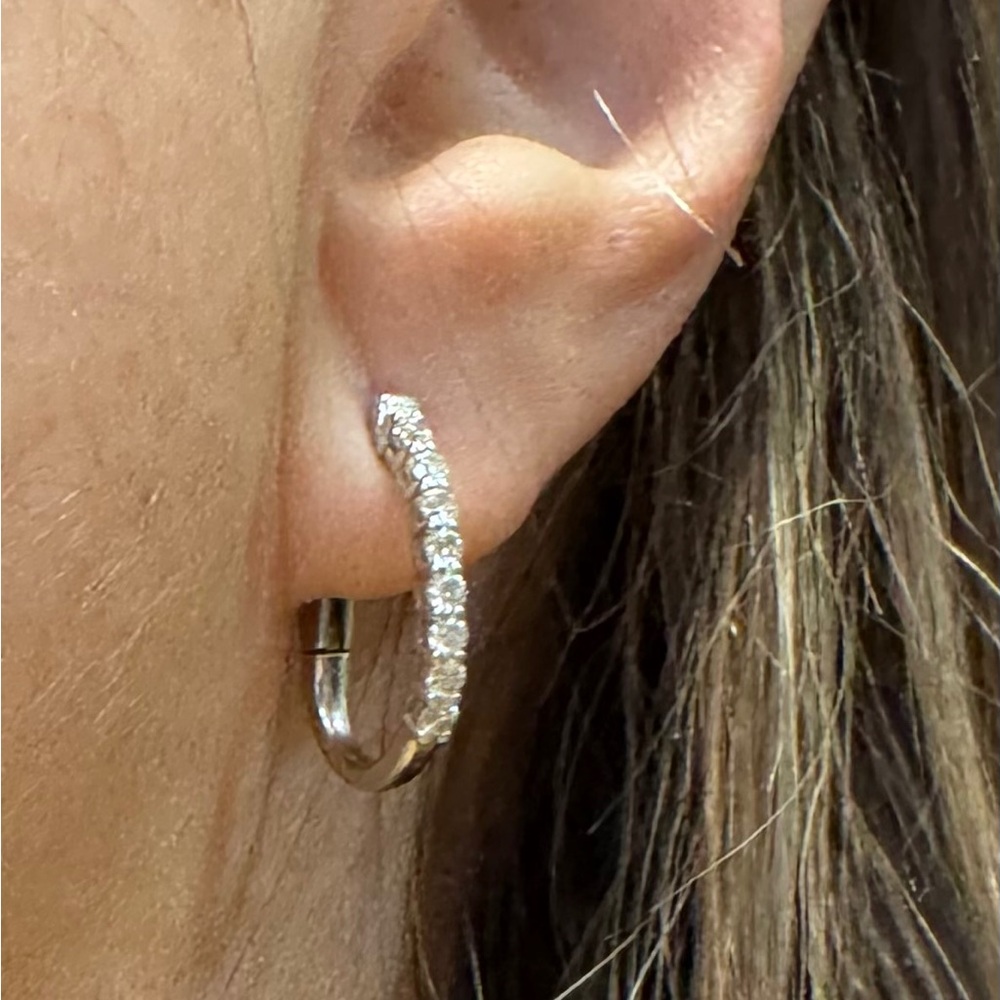 ONE Earring 14K solid white gold and 25 points of Diamonds